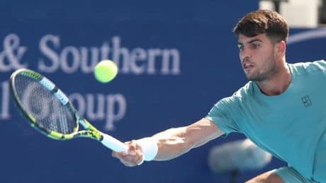 Alcaraz, a por la victoria 50 del año contra el protegido de Djokovic