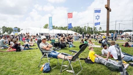 Bidden, zingen en in de zon zitten op het christelijke festival in de polder