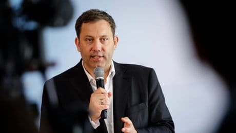 SPD-Chef über den Altkanzler: Klingbeil knallhart: "Schröder hat sich komplett verrannt, was Putin angeht"
