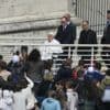 Papa Francesco a sorpresa in piazza San Pietro con oltre 20mila fedeli: saluta la gente e regala caramelle ai bambini