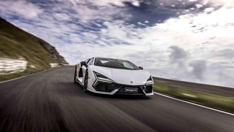 Lamborghini Revuelto, un superdeportivo mitológico: si los dioses condujeran, este sería el coche de Kratos, deidad griega de la fuerza y el poder