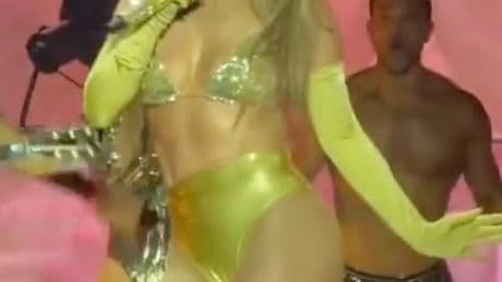 Jennifer Lopez Praised For Soldiering On After On-Stage Wardrobe Malfunction