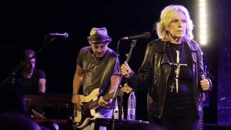 Lucinda Williams, un corazón de rock’n’roll que conmueve y se enfurece en Apolo