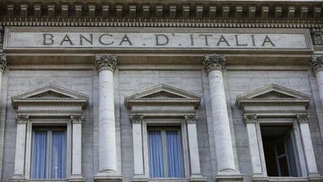 Meno banconote in circolazione, ma aumentano quelle falsificate