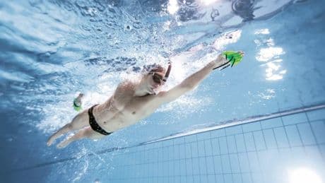 Mejora tu técnica con las mejores palas de mano para natación