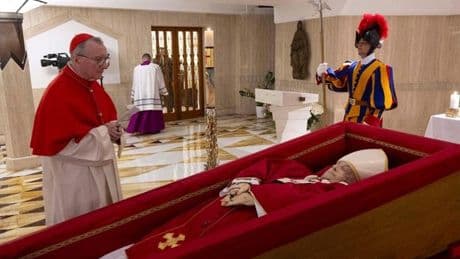 El féretro del Papa será trasladado mañana a San Pedro y el funeral se celebrará el sábado