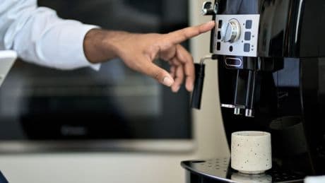 Stiftung Warentest prüft Kaffeevollautomaten von De'Longhi und Co.