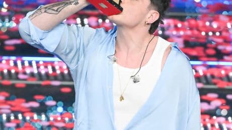 Olly, polemica dopo la cena "balorda" con gli amici: "Cafoni"