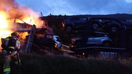 Arde un camión cargado de coches eléctricos en el puerto de La Bigornia