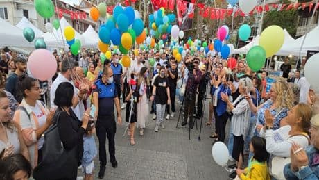 Lösemiyi yenen 11 yaşındaki Ali Demir, yüzlerce balonla karşılandı