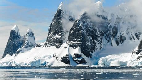 Descubren en la Antártida 300 estructuras submarinas de hasta 4.000 metros: el hallazgo que asombra a los científicos