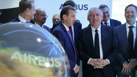 "Des entreprises n'ont pas suivi" la consigne: François Bayrou explique pourquoi le gouvernement a bloqué des stands israéliens au Bourget