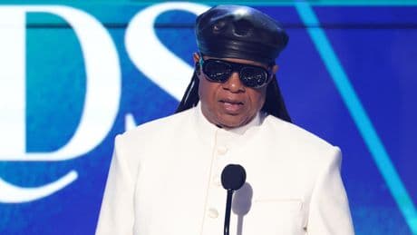 « Après ma naissance, je suis devenu aveugle » : Stevie Wonder ne veut plus qu’on nie sa cécité