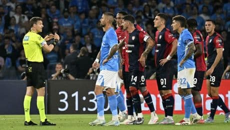 Napoli-Cagliari, moviola: fallo di Makoumbou e problemi con il Var. Cosa è successo nella pausa forzata