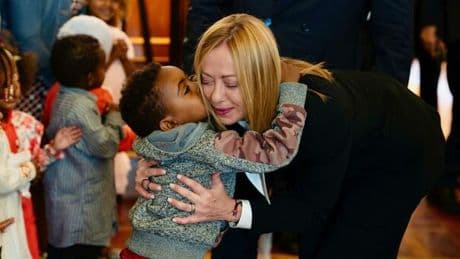 Meloni in Etiopia incontra le missioni e spinge il Piano Mattei: «Il futuro si gioca qui»