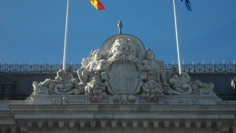 ¿Qué edificio público de Madrid conserva el escudo republicano?