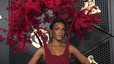 Singer testifies Sean 'Diddy' Combs threatened her with death after she saw him beat his girlfriend