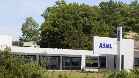 EEUU está lanzando golpes a China. Muchos de ellos los está encajando el gigante europeo de los chips ASML