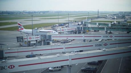 Reino Unido investiga cómo un deportado huyó corriendo por las pistas de Heathrow