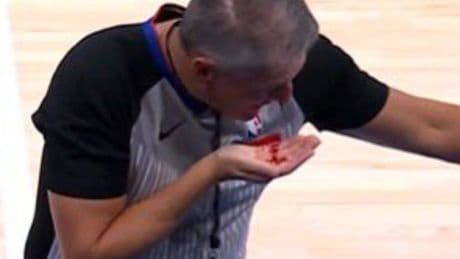 Casi le parten la nariz a un árbitro en la NBA: el golpe sangriento de 'Bisonte'