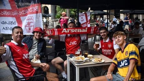 Cervezas, pintxos y buen rollo para celebrar la vuelta a la Champions