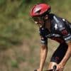 VIDEO. Tour de France 2025 : Julian Alaphilippe chipe une pancarte à une spectatrice pour se protéger du froid