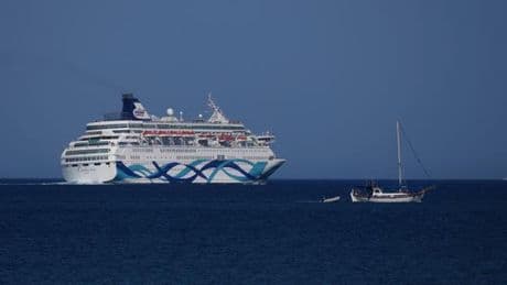 Cannes limite les paquebots géants dans sa baie à un seul navire de croisière par jour dès 2026