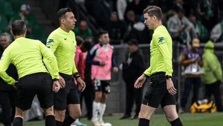 Saint-Etienne sanctionné du retrait d’un point avec sursis à la suite des incidents lors du derby contre l’OL