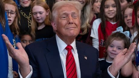 Trump, Çin'e yönelik ek gümrük vergilerini 90 gün askıya aldı