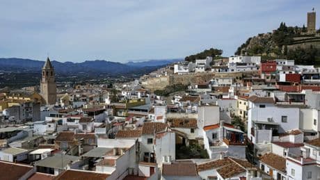 El pueblo de Málaga que ha convertido su núcleo histórico en una oda al amor con el rincón del beso