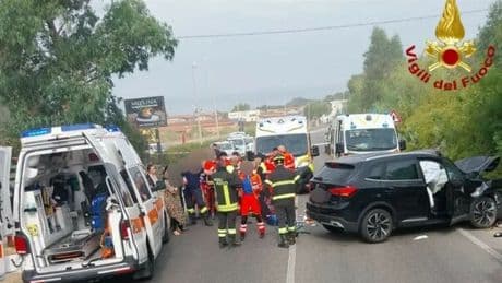 Incidente ad Arzachena, in Costa Smeralda: morti due ragazzi di 17 e 18 anni, gravi due donne e un 16enne. Frontale tra una Ford Fiesta e un suv