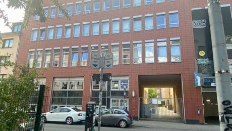 Staatsanwaltschaft Duisburg ermittelt: Mitarbeiterin der Stadt soll Termine beim Ausländeramt „verkauft“ haben