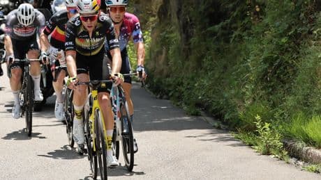 Wout Van Aert na nieuwe valpartij kritisch op Tourorganisatie: ’Waarom is die bocht nodig?’