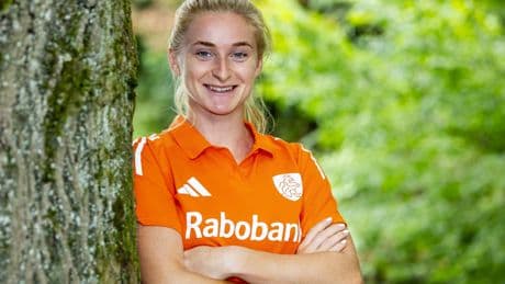 Pam van der Laan blikt terug op bizar hockeydebuut: ’Zelfs de staf was bij elkaar geraapt’