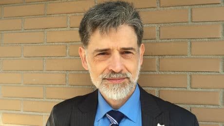 Carlos González, pediatra: “Un niño tiene que comer lo que tenga hambre, pero la gente prefiere que le digan que es mejor darle una cantidad concreta de gramos de pollo”