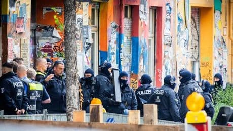 Linksextremismus: Großer Polizeieinsatz in teilbesetztem Haus in Rigaer Straße