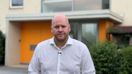 Nachbarn sind erschüttert - BILD vor dem Haus des Amok-Schützen