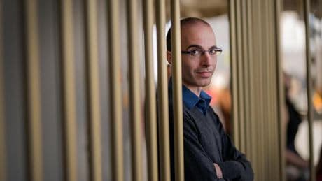 Yuval Noah Harari, historiador: “La gente tiene miedo a la IA por los mismos motivos que tiene miedo a los inmigrantes, pero esta no necesita visado ni cruzar el mar”