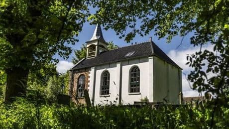 Voor nog geen drie ton staat dit Groningse kerkje te koop, maar er is één voorwaarde