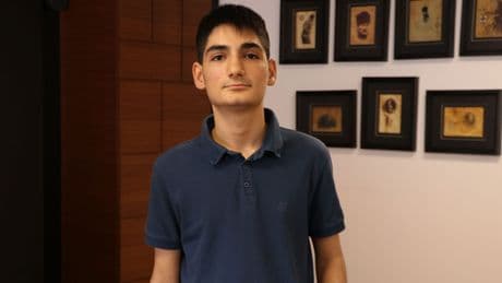 Depremde annesini yitiren ve enkaz altından saatler sonra çıkarılan Asil, yüzde 100 bursla liseye yerleşti