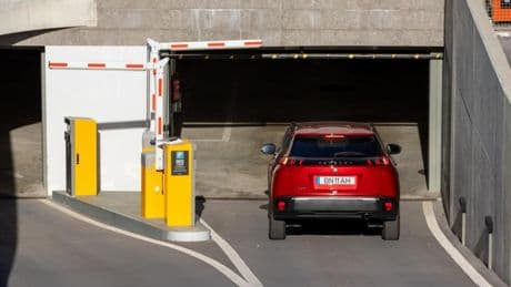 ¿Es legal que prohíban la entrada en garajes a coches eléctricos e híbridos por motivos de seguridad?