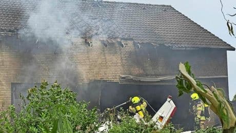 Drama in Duitsland: twee doden door sportvliegtuigje dat neerstort op woonhuis