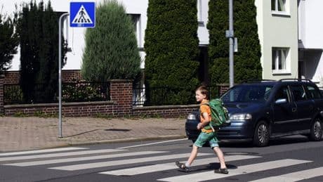Bremen-Gröpelingen: Auto fährt kleinen Jungen an – Fahrerflucht