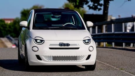 De nieuwe Fiat 500 Hybrid doet de dingen net andersom
