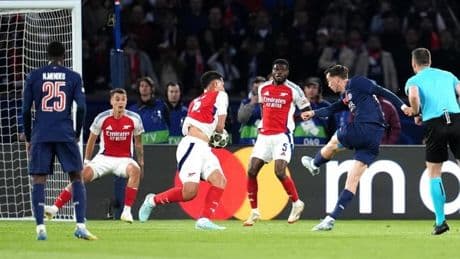 El Arsenal intenta neutralizar el gol de Fabián, pero Donnarumma está inmenso