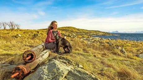 Uniek eilandleven boven poolcirkel werd inspiratie voor schrijfster Kim Linssen: ’Op havermelk moesten we een maand wachten’