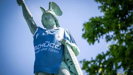Gaga-Aktion vor Pokal-Finale - Bielefeld-Denkmal trägt riesiges Trikot