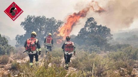 Los incendios forestales de Ibi y Villena, en Alicante, evolucionan favorablemente y ya están estabilizados