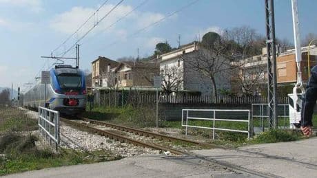 Ragazza di 24 anni travolta e uccisa da un treno a Como: si tratterebbe di un «gesto volontario»