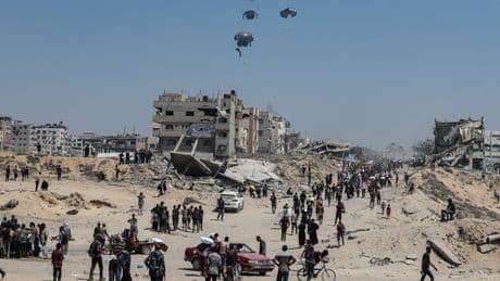Gaza : les parachutages d’aide humanitaire, une méthode critiquée